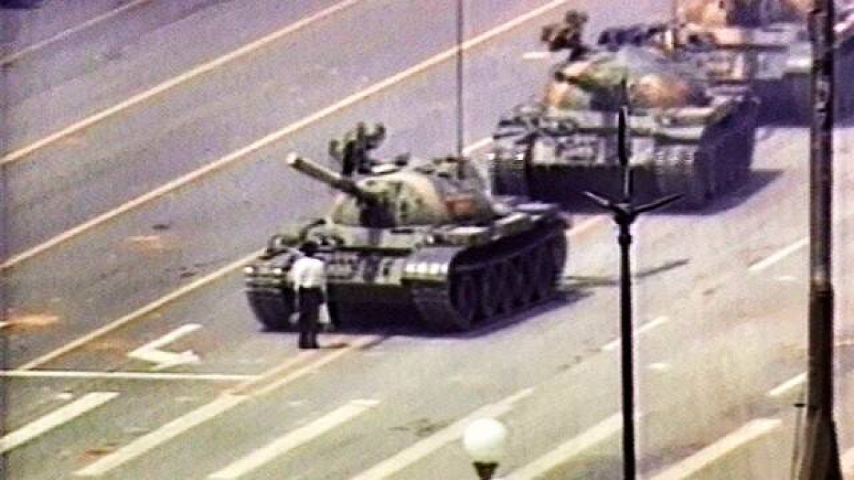 La imagen icónica de las protestas de Tiananmen tuvo lugar un día después de la matanza, y fue protagonizada por el célebre «hombre del tanque».