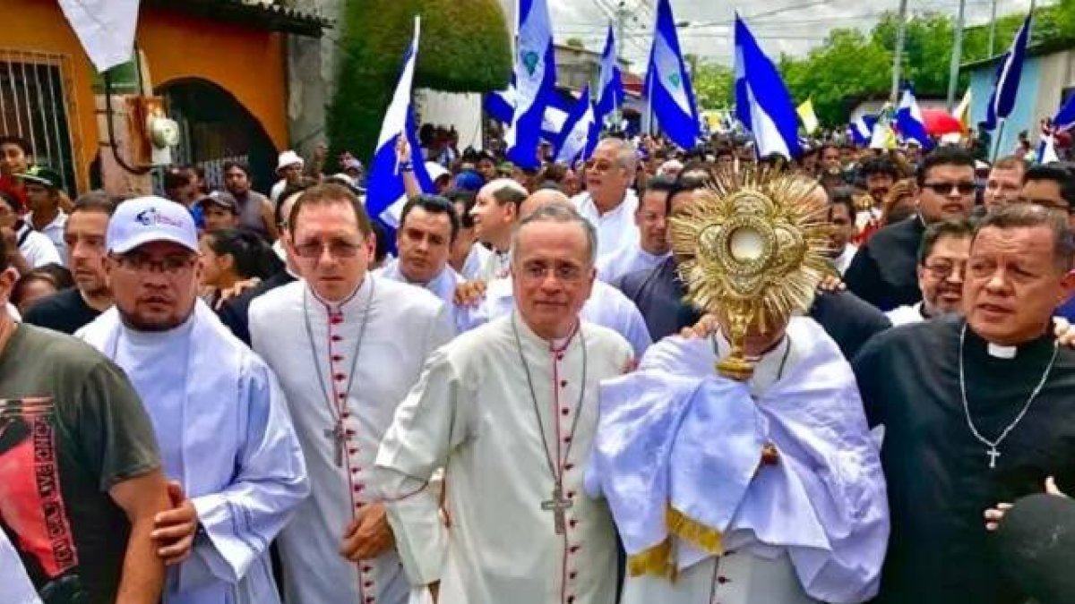 La imagen de los obispos y sacerdotes con el Santísimo evitó una matanza en la ciudad de Masaya
