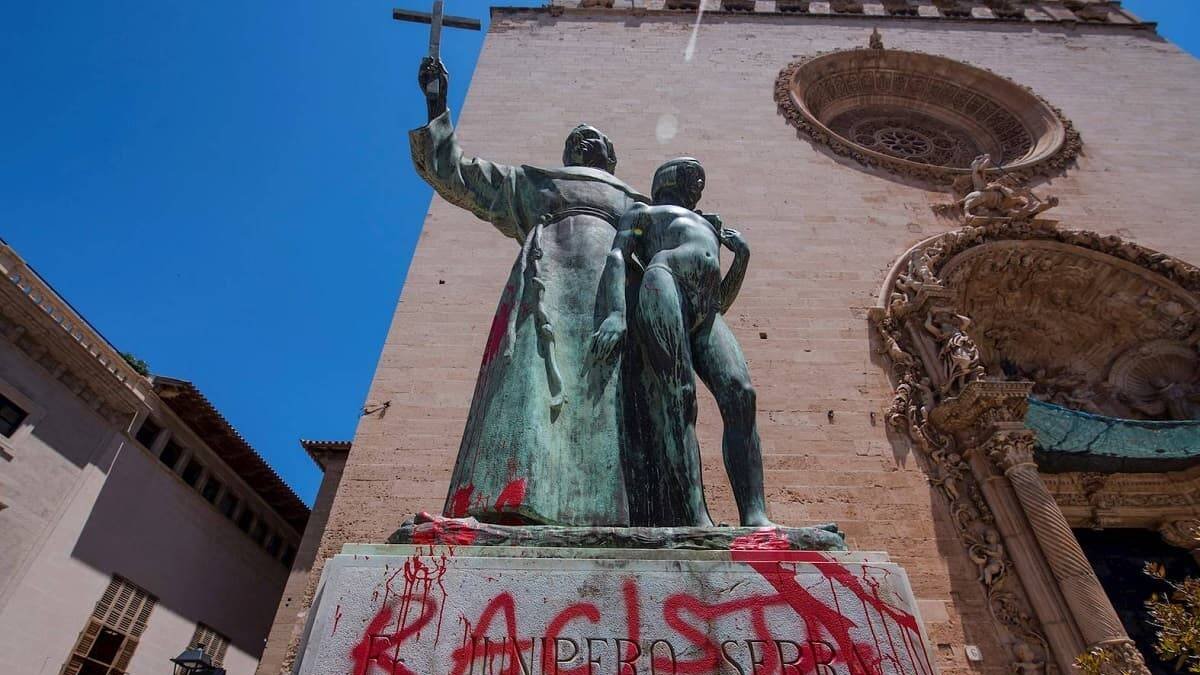Estatua de San Junípero Serra vandalizada en Palma de Mallorca