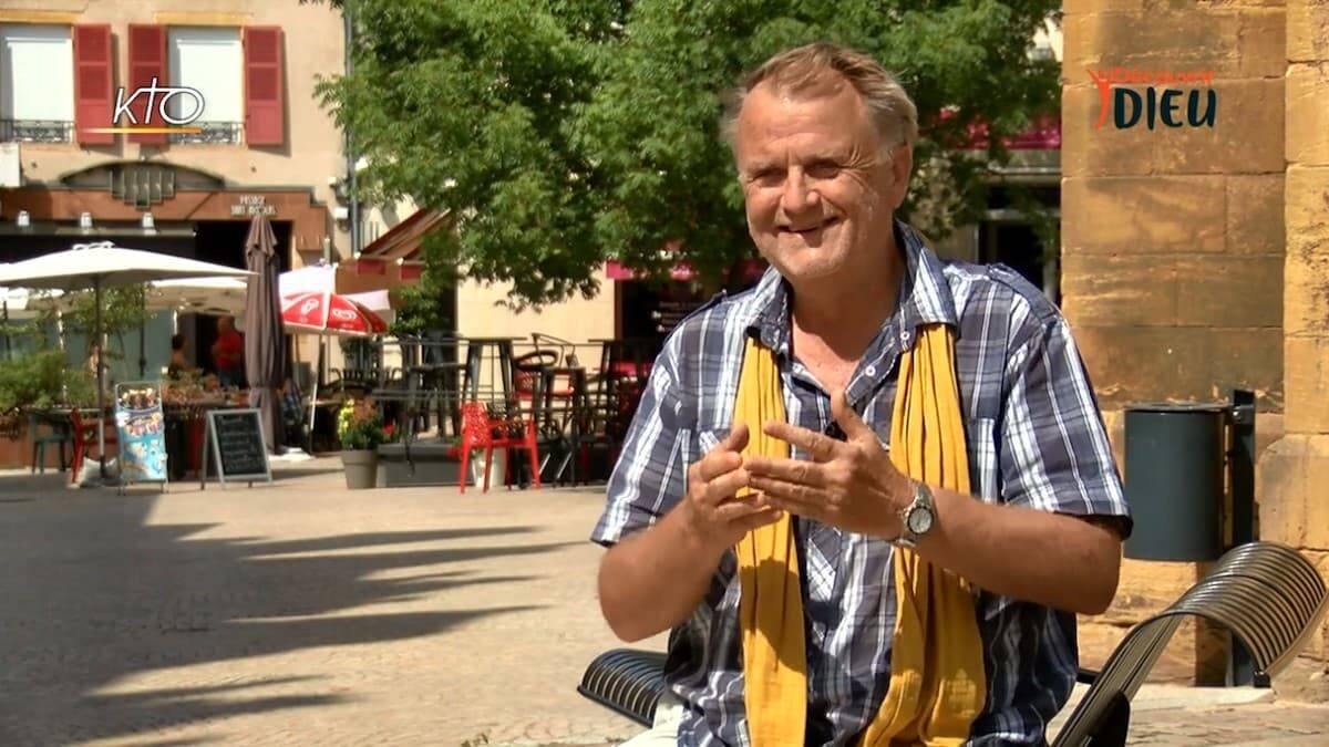 Luc solo tenía un interés por la religión: cargarse de razones contra ella para convencer a sus primos católicos.