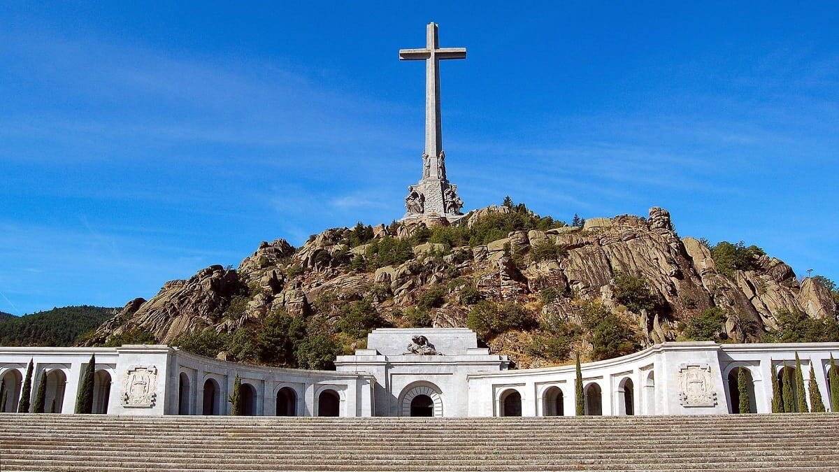 La vicepresidenta ni siquiera ha logrado asegurar que no destruirán la cruz del Valle de los Caídos