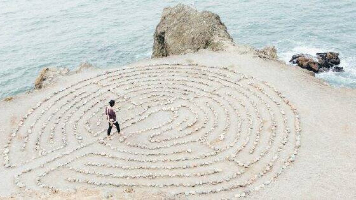 La New Age es como un laberinto de aspecto agradable pero en el que uno queda atrapado, siempre herido e insatisfecho - foto de Ashley Batz en Unsplash