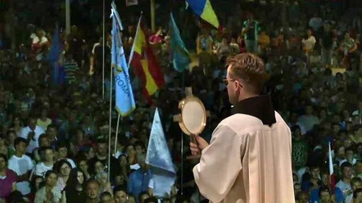 Uno de los aspectos centrales que se dan en Medjugorje o Lourdes, lugares de numerosas conversiones es la adoración,