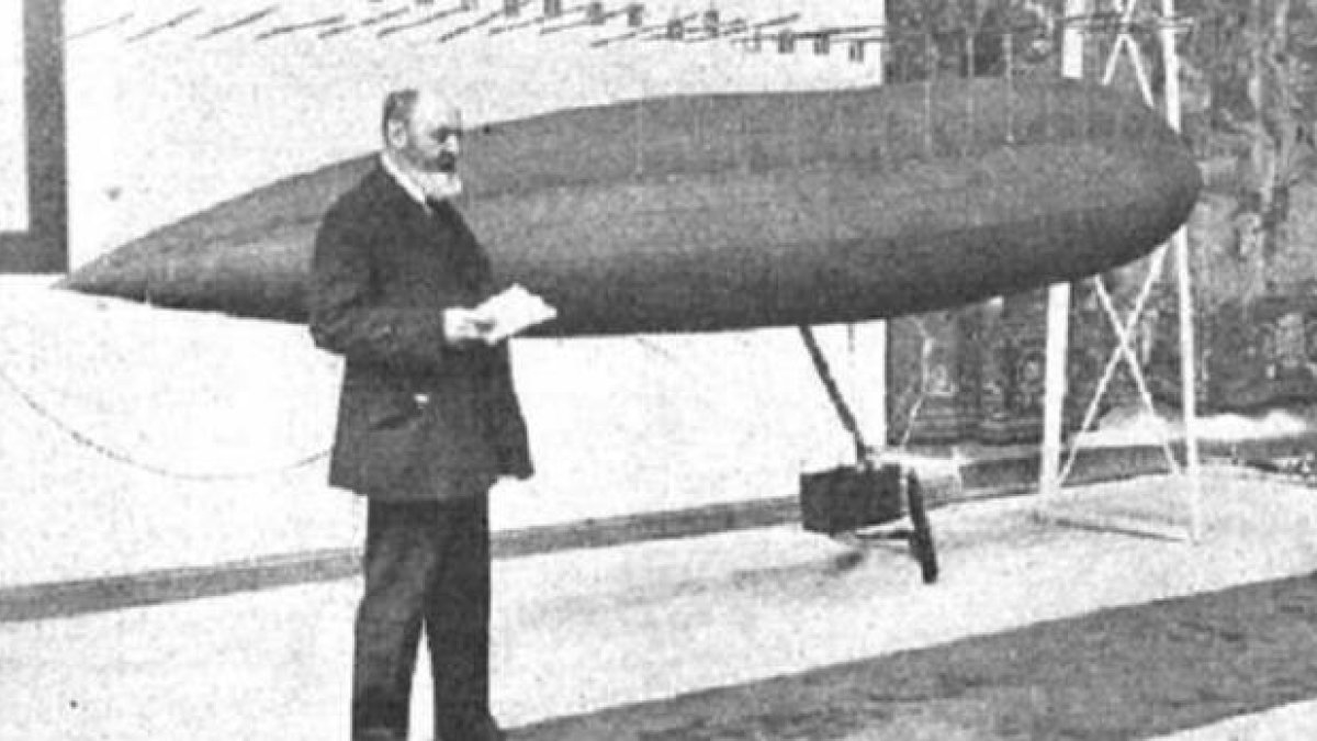 Leonardo Torres Quevedo con uno de sus exitosos diseños de dirigible flexible