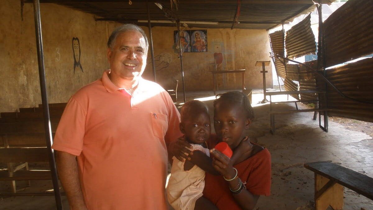 Manuel lleva 40 años como misionero en África.