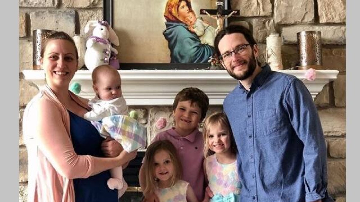 Christine, The Catholic Mama, su marido Pat y sus hijos - su camino a la fe fue largo y con etapas