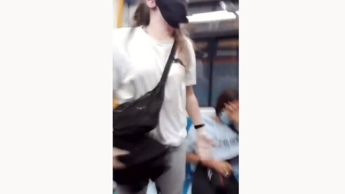 Tres jóvenes con un comportamiento deplorable fueron grabadas insultando y escupiendo en el Metro de Madrid a una pareja hispanoamericana.
