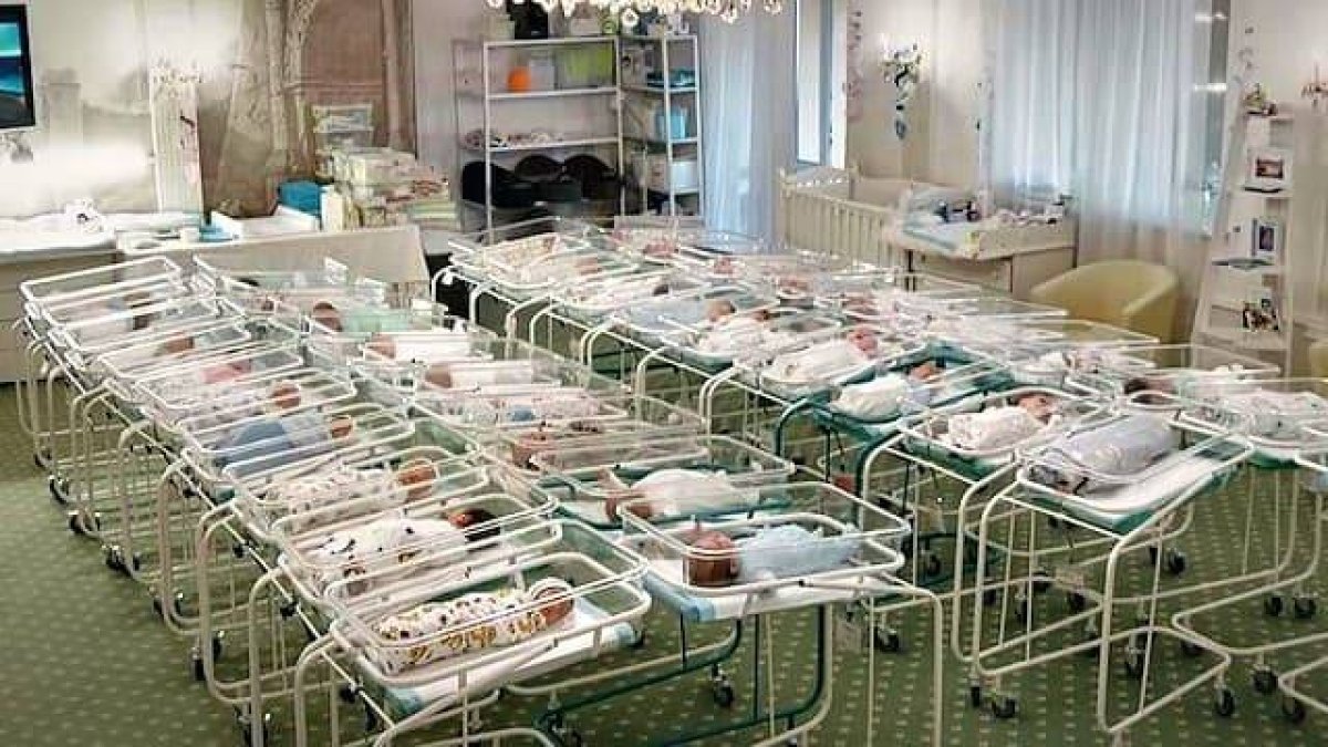 La imagen, difundida en mayo, de los niños almacenados en un hotel de Kiev  en espera logística de destino desveló a millones de personas la realidad de los vientres de alquiler.