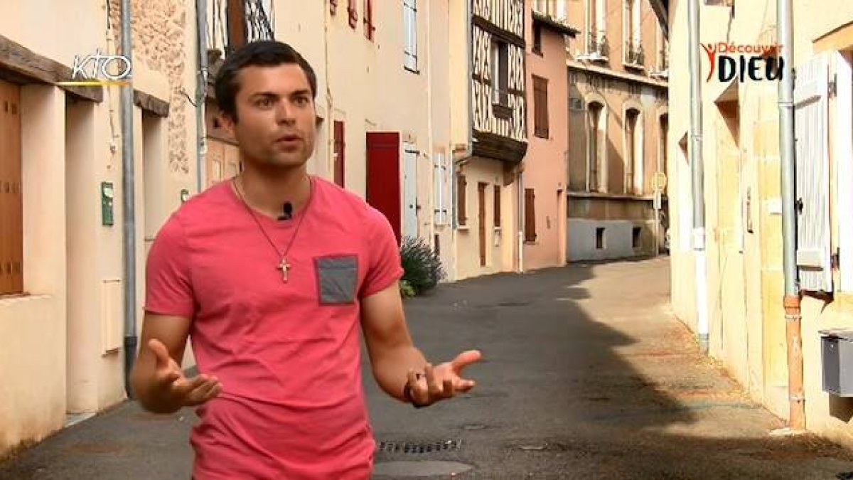 Erwan vivía la noche y muchas relaciones sin compromiso. Aquello no le llenaba y decidió buscar algo más auténtico en el ámbito católico.