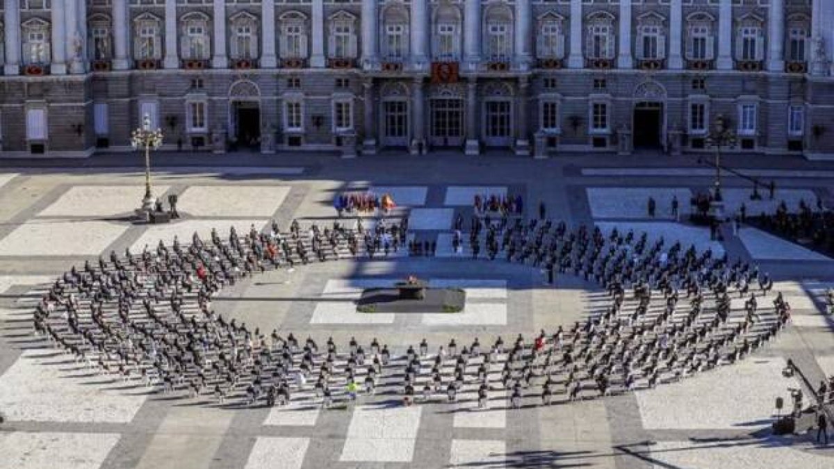 El funeral de Estado sigue levantando críticas por su escenografía
