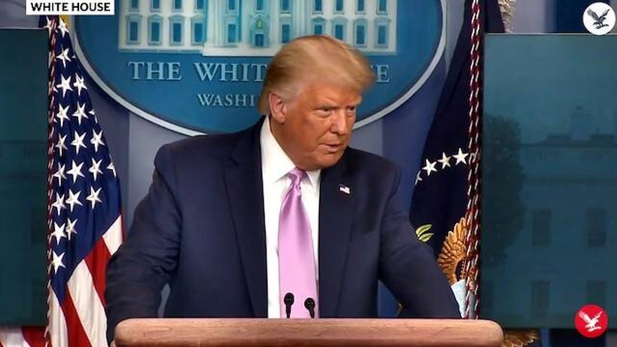 Trump respondió a las acusaciones de complacencia con las teorías conspiracionistas que involucran al demonio.