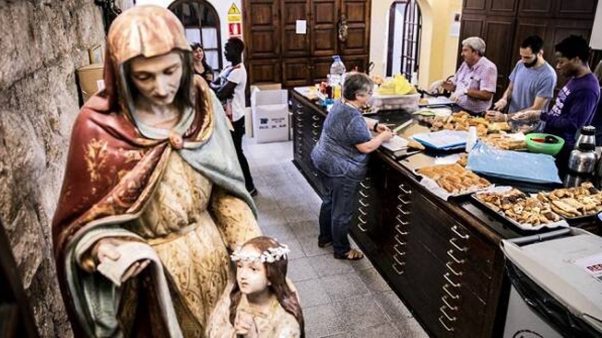 La crisis por el confinamiento lleva a muchas parroquias -aquí la de Santa Ana, en Barcelona- a repartir comidas... hay que plantearse la financiación