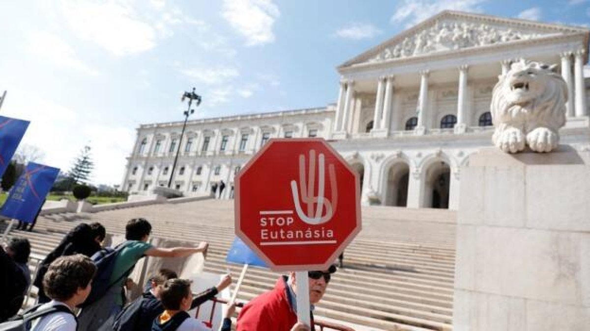 Una protesta contra la eutanasia en Portugal - la eutanasia primero es para matar enfermos terminales... y pronto a muchas otras personas