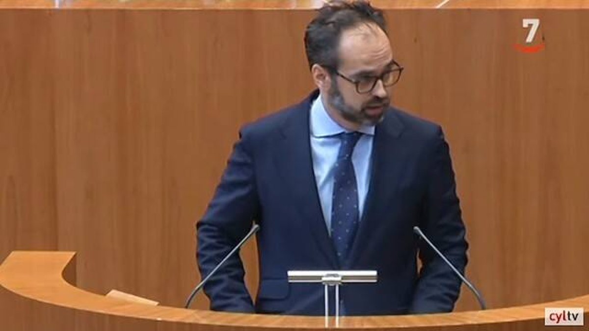 Jesús García-Conde, único procurador en las Cortes de Castilla y León que defendió el derecho a la vida del no nacido frente al acuerdo del resto de grupos a favor del aborto.