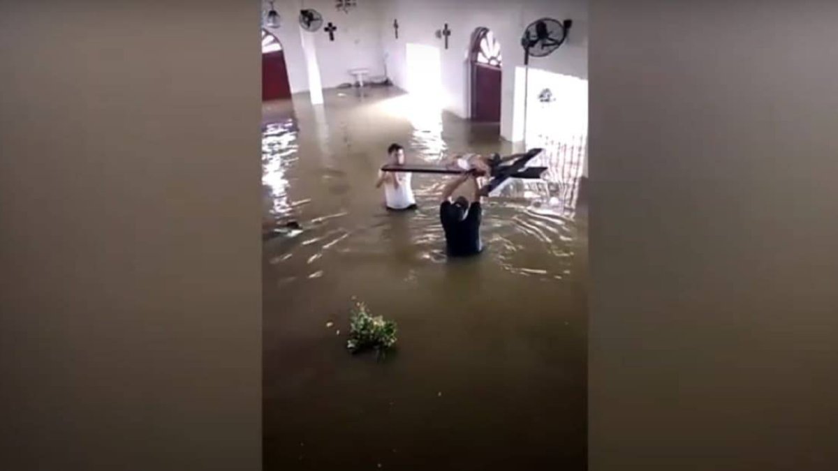 El huracán y las lluvias torrenciales han abnegado miles de casas e iglesias durante los últimos días en Honduras