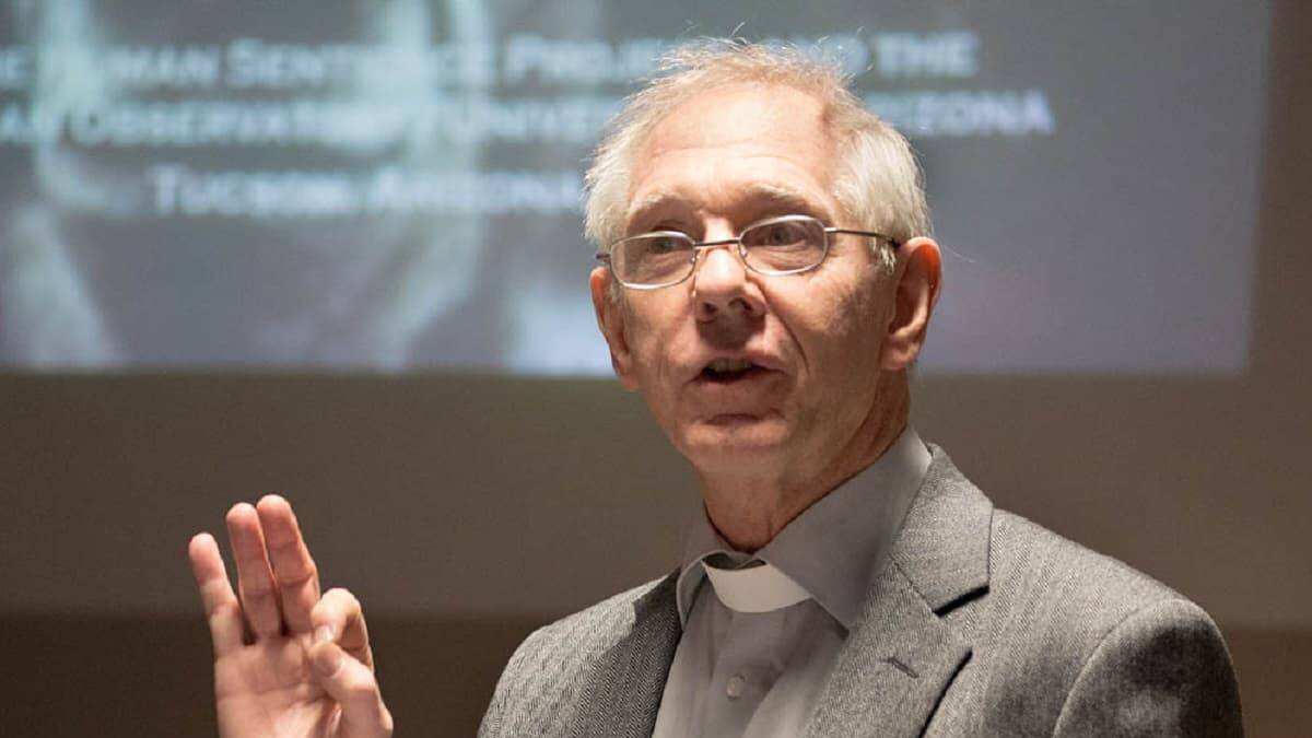 El padre Corbally, astrónomo del Observatorio Vaticano, ha sido el último jesuita cuyo nombre es ahora el de un asteroide.