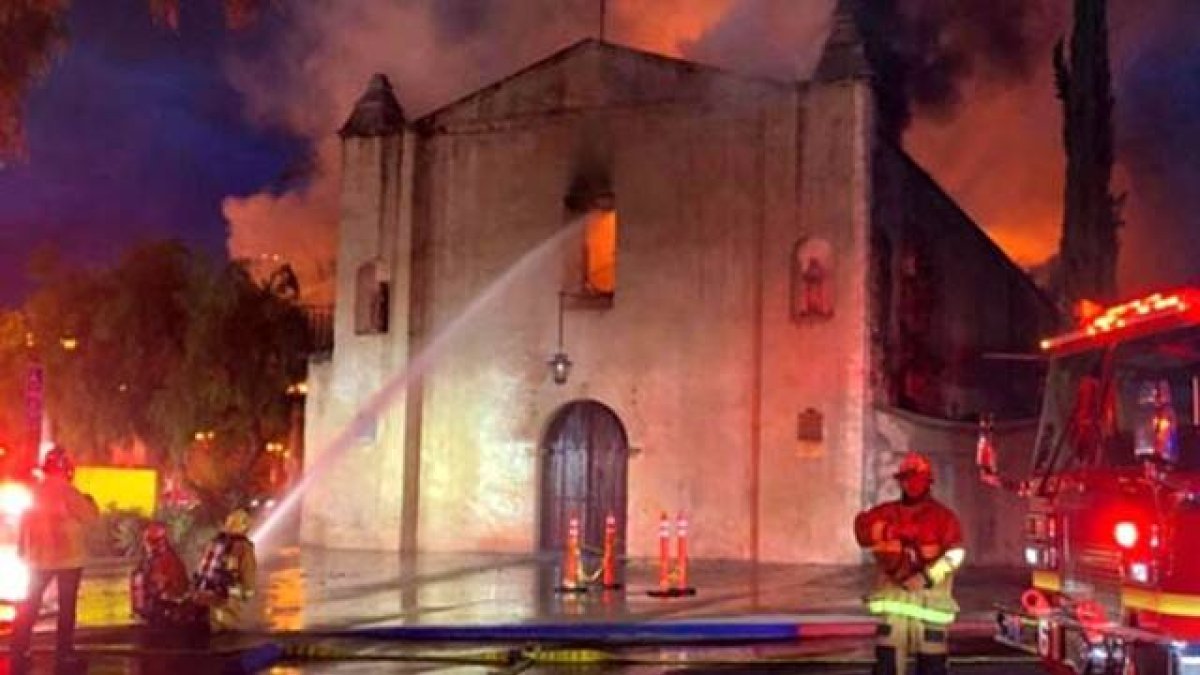 El incendio de la Misión San Gabriel, en California, el 11 de julio, es solo uno entre las decenas que se han sucedido en Estados Unidos en las últimas semanas.