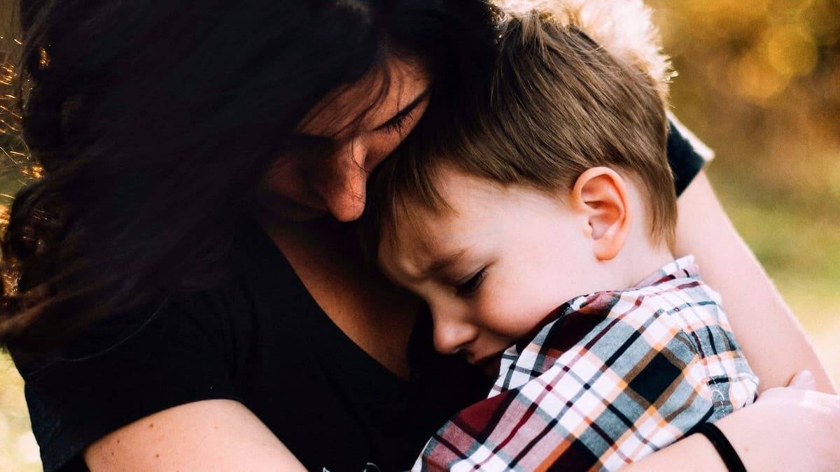 Los mismos que idean fórmulas absurdas para equiparar las tareas de padre y madre en el hogar impulsan también que cada vez más niños crezcan sin padre en el hogar. Foto: Jordan Whitt / Unsplash.