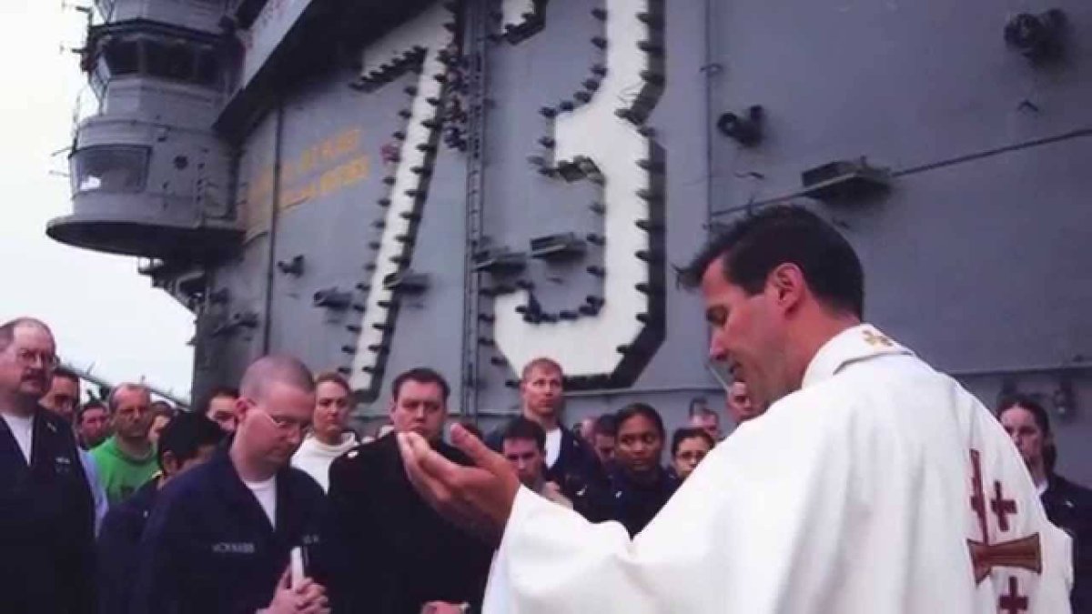 Coffey, durante una ceremonia religiosa a bordo de un portaaviones de la Marina de EEUU