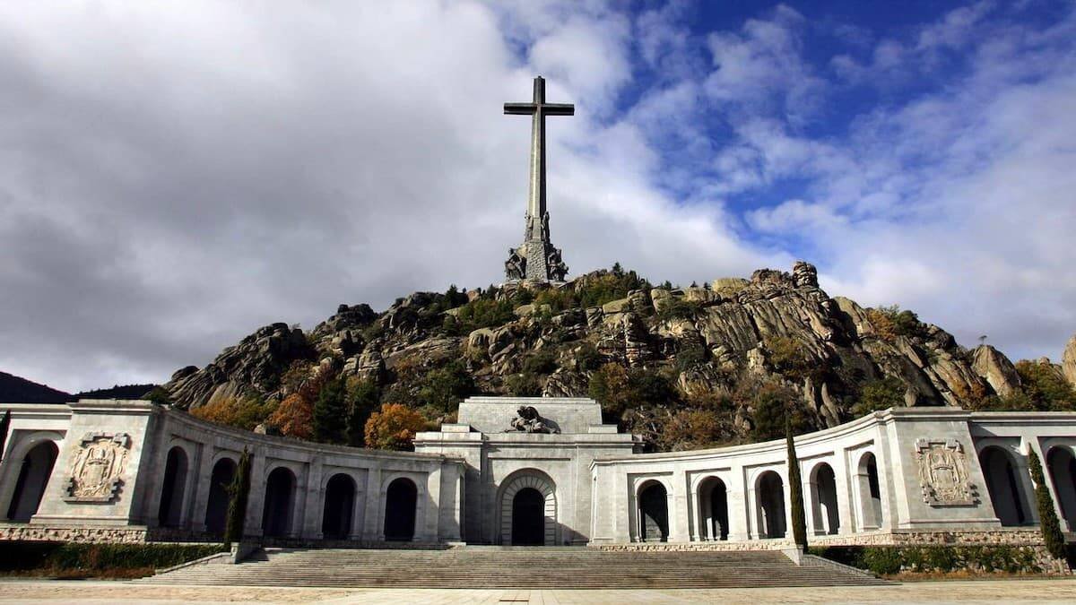 La Cruz sobre la basílica del Valle de los Caidos, horadada en la roca, es la mayor del mundo.