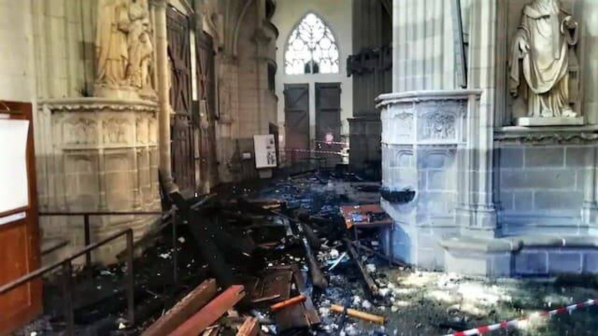 El incendio del sábado en la catedral de Nantes, con tres focos distintos y separados, ha causado importantes destrozos artísticos. Foto: AFP.