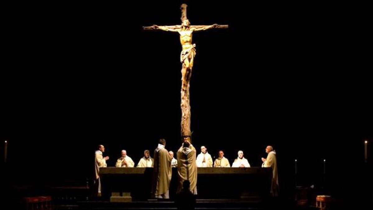 Eucaristía celebrada por los monjes benedictinos en el interior de la basílica del Valle de los Caídos.