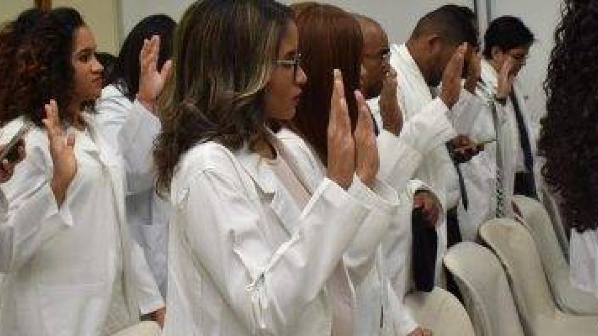 En muchos países, los graduados de medicina hacen su juramento hipocrático con bata blanca: Jamás daré a nadie medicamento mortal, por mucho que me lo soliciten