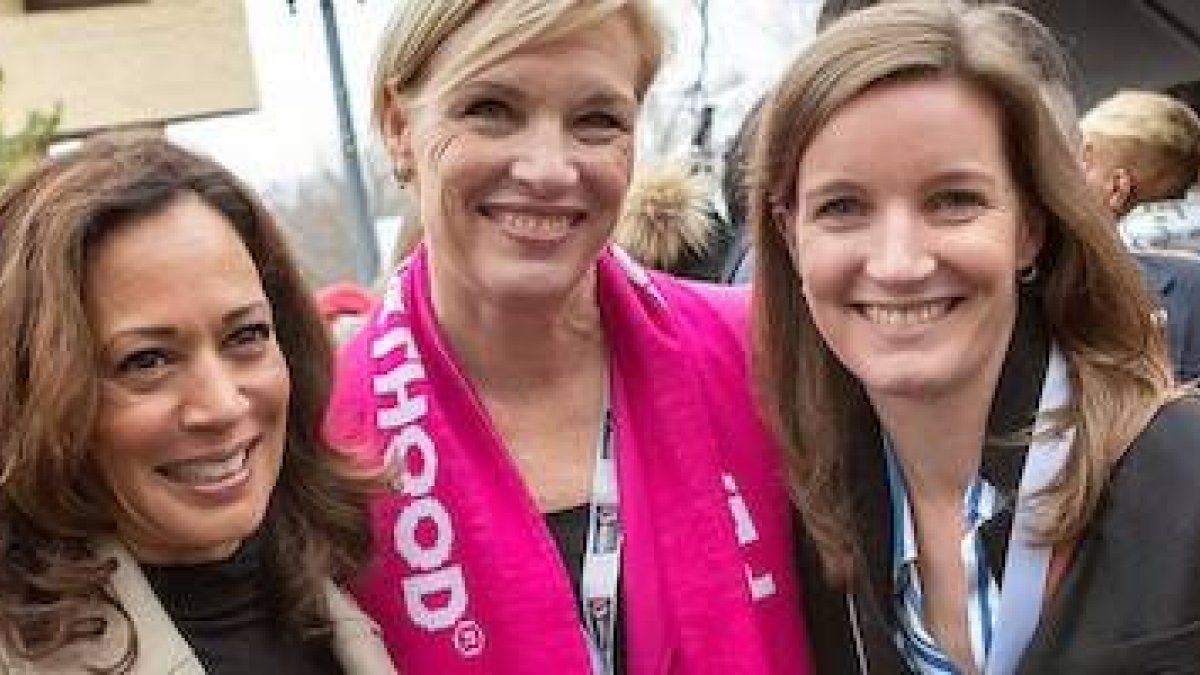En el centro de la foto, Cecile Richards, que era presidente de Planned Parenthood en la época en la que Kamala Harris (a su derecha, izquierda de la foto) era fiscal general de California.