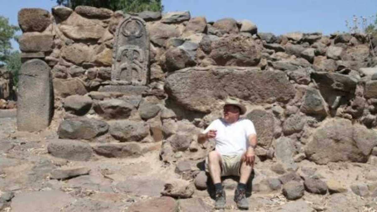 Entrada a la que debía ser la capital de Gesur, con su dios toro luna en una estela... allí reinaba un suegro de David, quizá mediando con la poderosa Aram