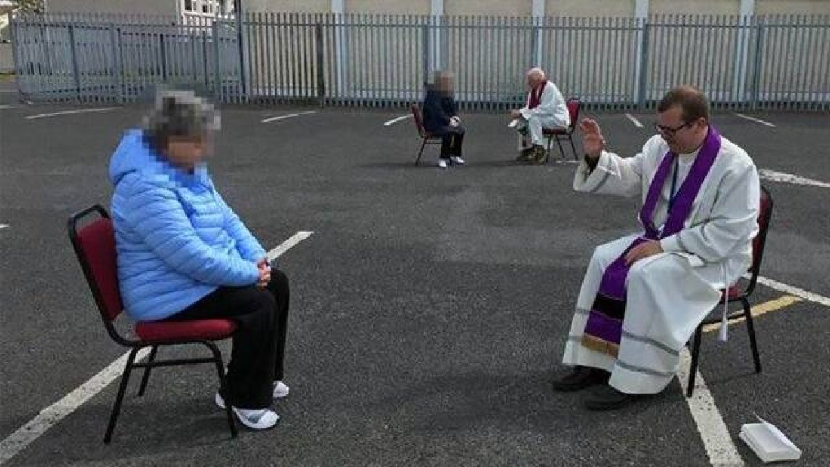 Sacerdotes de Dublín confiesan en un aparcamiento para mantener mejor las distancias de seguridad durante la pandemia