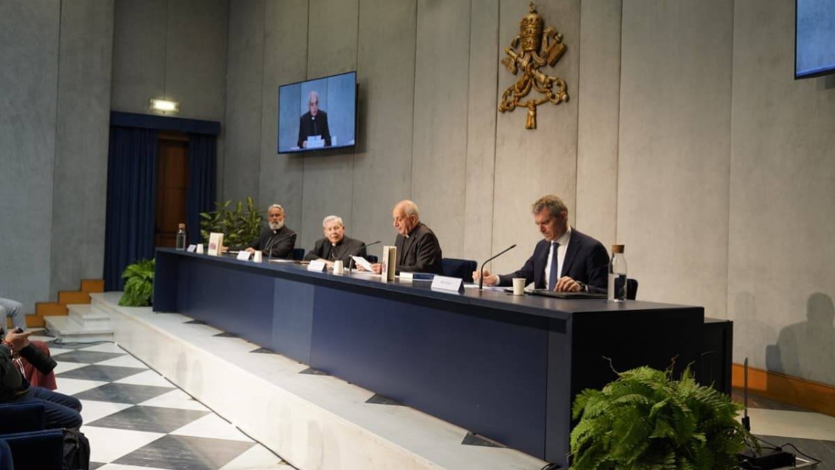 El directorio de la catequesis fue presentado en la Santa Sede por monseñor Rino Fisichella / Vatican Media