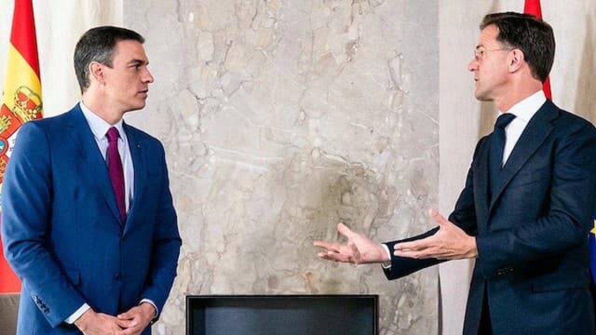 Pedro Sánchez y Mark Rutte: el presidente del Gobierno español y el primer ministro holandés, enfrentados  por el fondo de rescate europeo, coinciden en la defensa de la eutanasia.