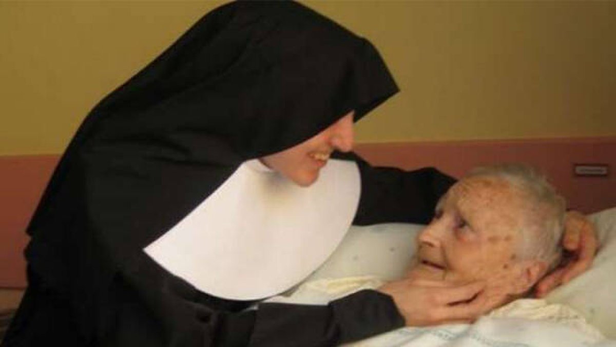 Hermanita de los ancianos desamparados con una persona de su asilo