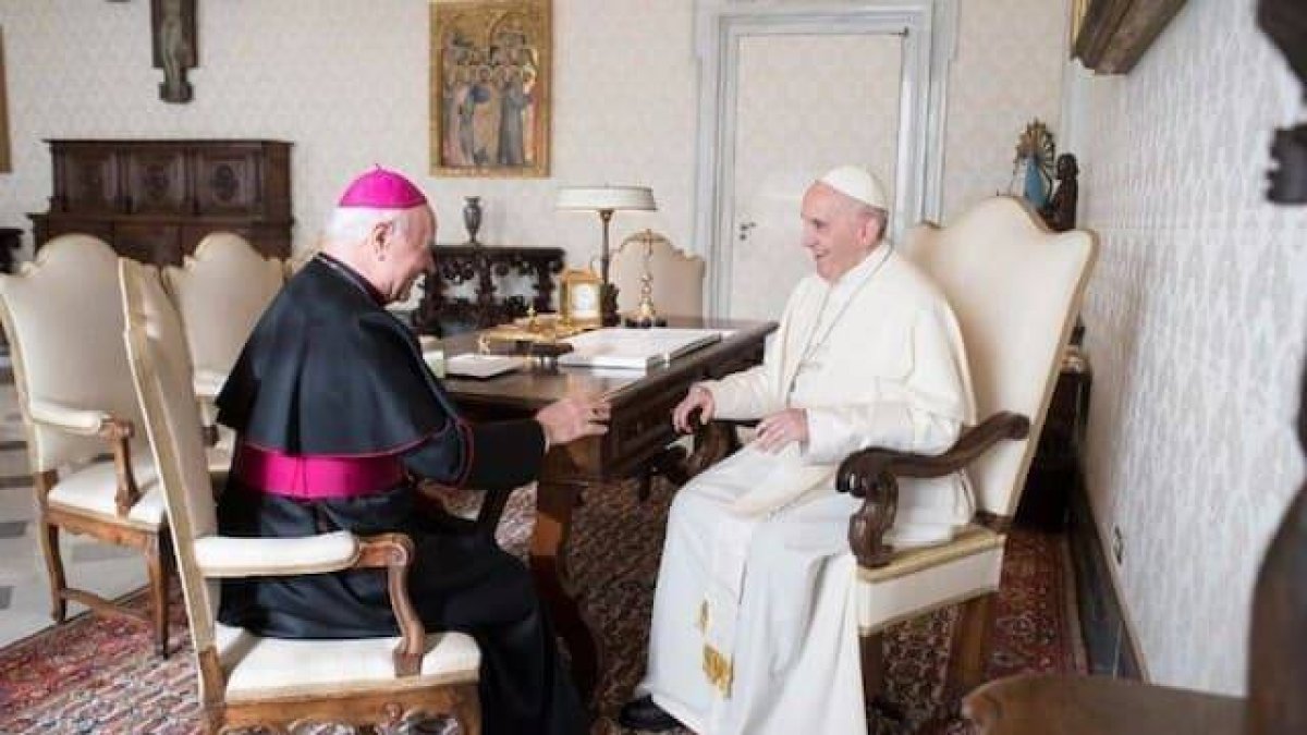 Francisco con el arzobispo Vincenzo Paglia, a quien nombró en 2016 presidente de la Pontificia Academia por la Vida.