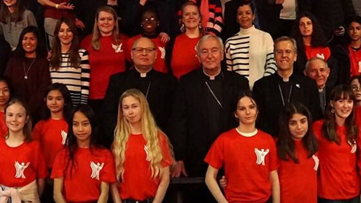 Los obispos católicos de Londres-Westminster y jóvenes católicos de muchos orígenes étnicos en el encuentro Youth Catholic Flame