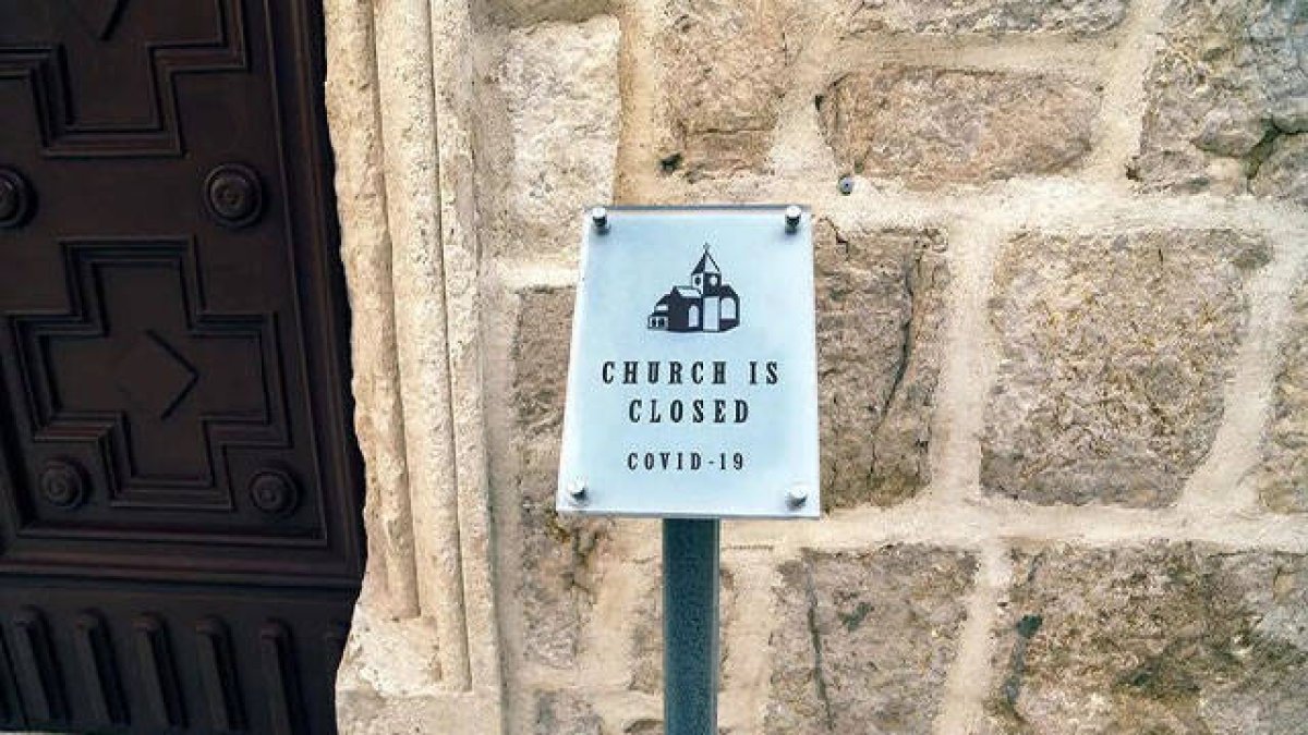 Monseñor Charles Pope: 9 maneras de responder a la amenaza de cierre de iglesias por el COVID-19