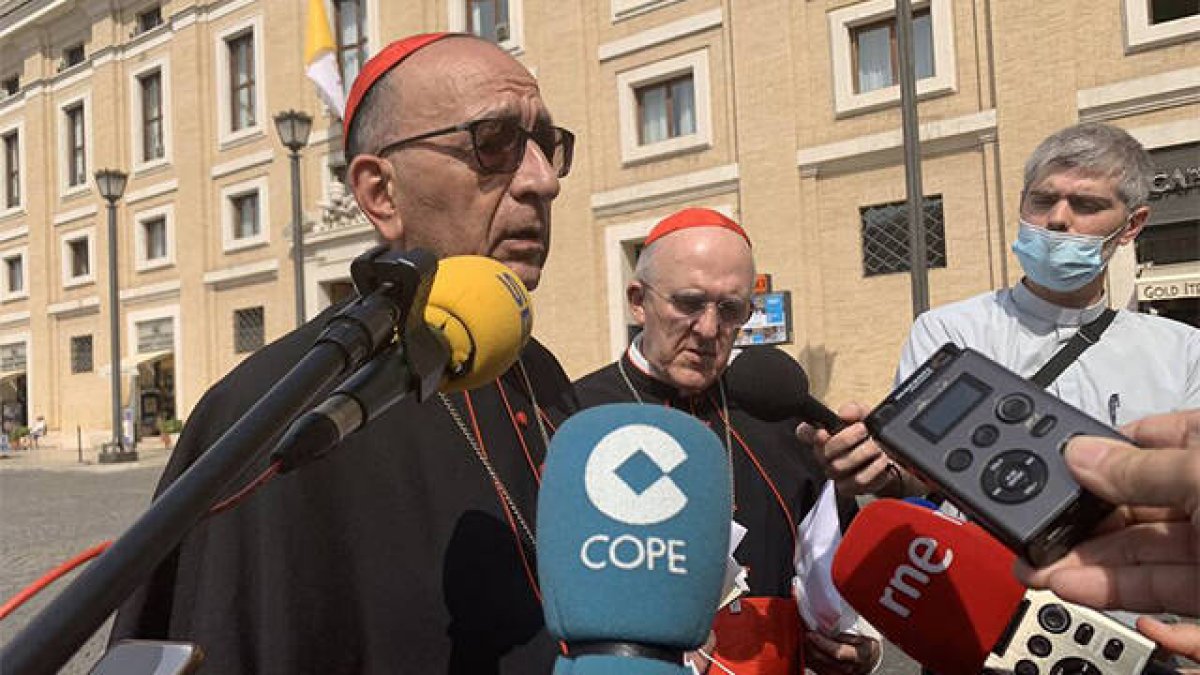El Cardenal Omella a su salida tras la visita al Santo Padre