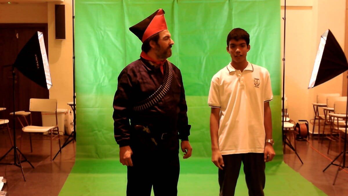 Martín, con uno de los actores que interpreta a uno de los milicianos que asesinó a los siete mártires de Canet de Mar