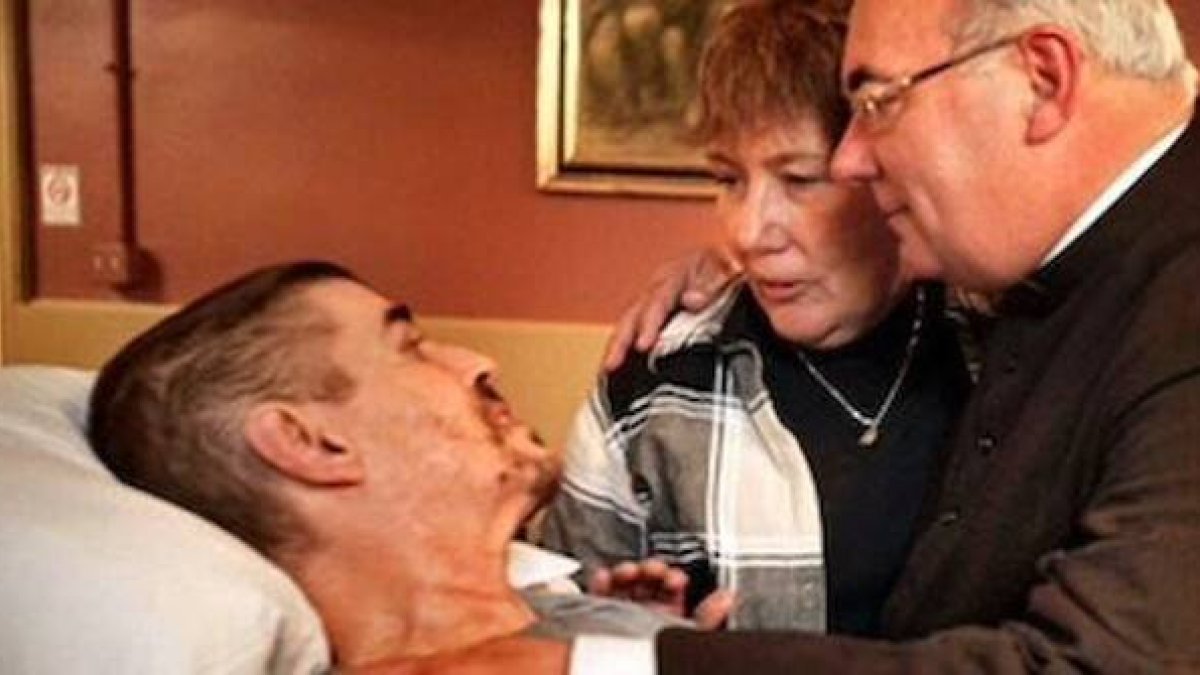 En 1979 Ron McClary disparó en la espalda a un policía y le djó paralítico.  Estuvo 24 años en prisión, donde fue aquejado de esclerosis múltiple.