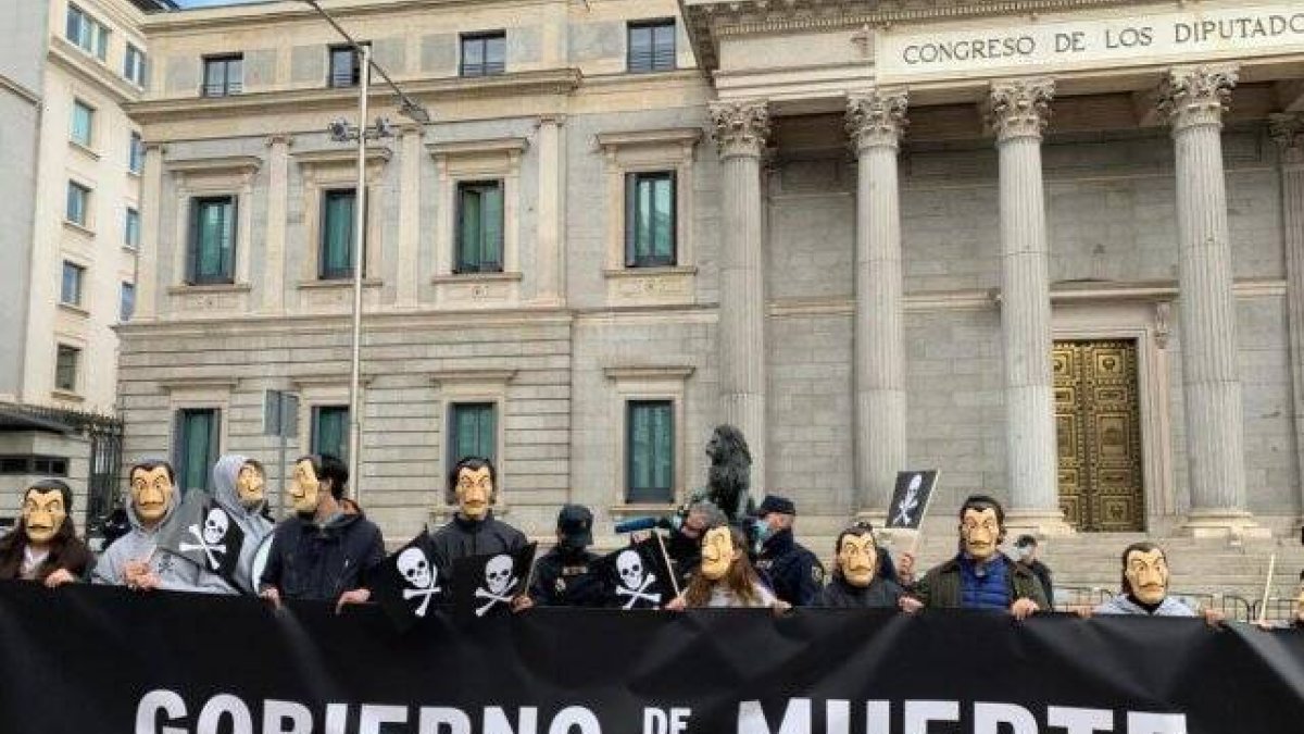 Protesta contra la ley de Eutanasia ante el Congreso de los Diputados - Ciudadanos, la izquierda y los nacionalistas están a favor de matar enfermos