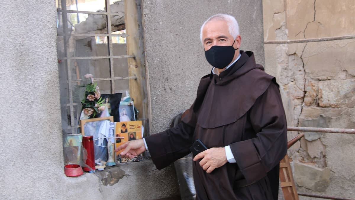 El padre Raymond Abdo, entre los escombros de Beirut, donde hay colocadas estampas e imágenes cristianas / Fotos- ACN