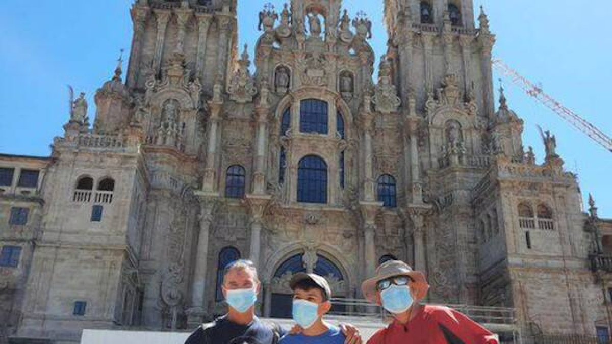 Álvaro, ante la catedral de Santiago de Compostela, con su padre a su derecha y su amigo Paco a su izquierda. Foto: @CaminodeAlvaro