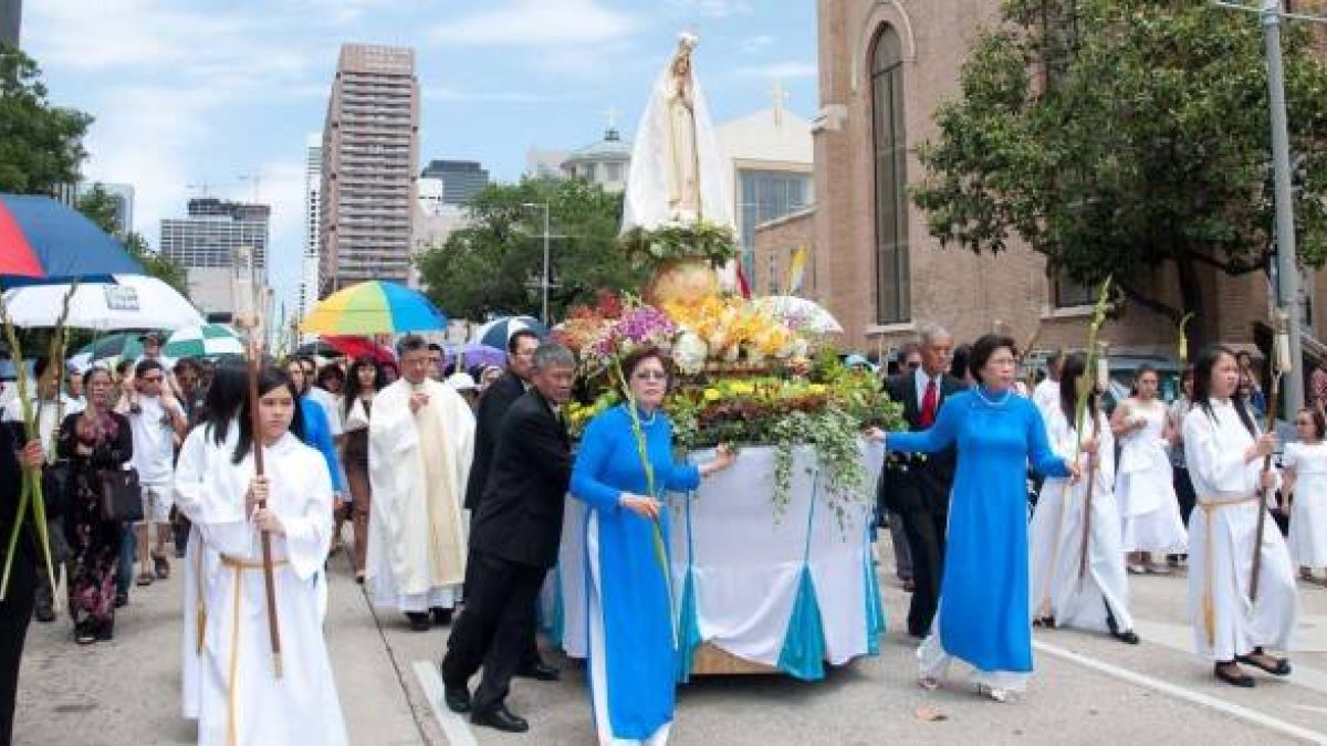 Procesión con la Virgen de Fátima en Macao, China, donde las tradiciones de origen portugués están muy arraigadas... la Iglesia es más global que nunca
