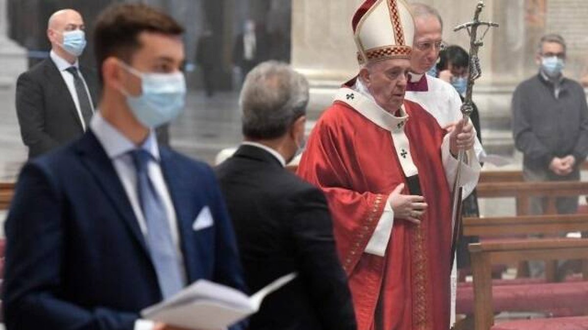 Misa de la mañana del Domingo de Pentecostés en San Pedro del Vaticano, con el Papa Francisco, mascarillas y distancias por el coronavirus