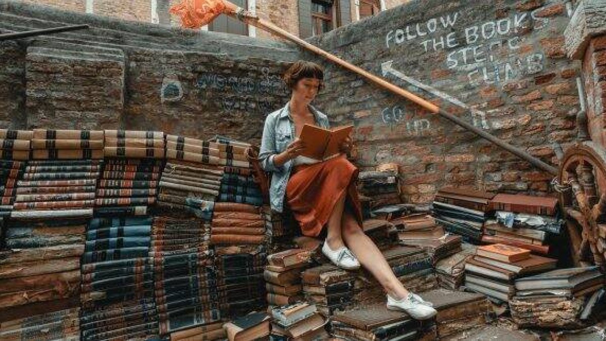 Sobre los libros se puede uno apoyar también en tiempos inciertos - foto de Clay Banks en Unsplash