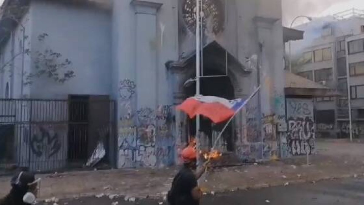 Radicales violentos de ultraizquierda incendian la iglesia de la Asunción en Santiago de Chile -y atacan otras-, una semana antes del prebiscito sobre la Constitución del país