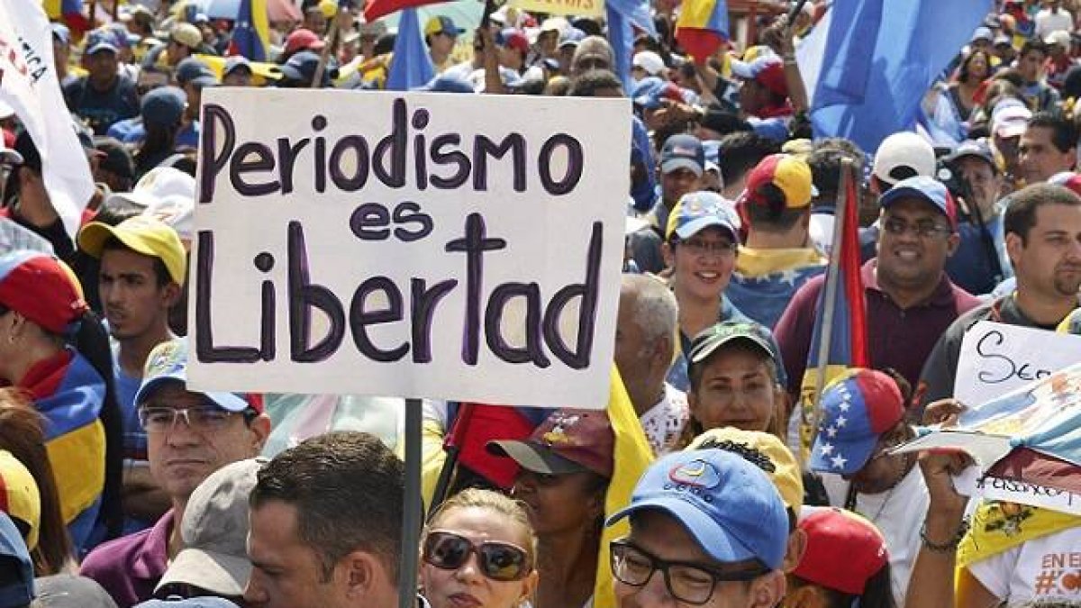 Protesta en Venezuela pidiendo respeto a la libertad de los periodistas, hostigados por el régimen cuando son críticos