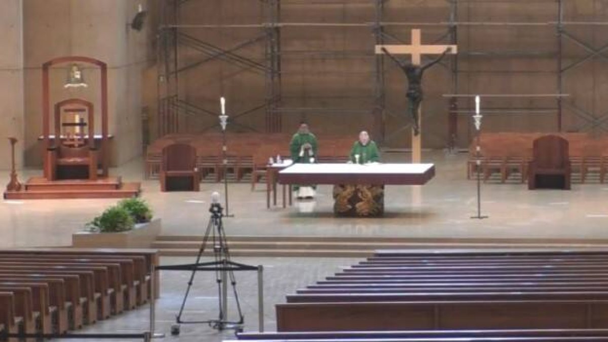 El arzobispo de Los Ángeles, José Gómez, en la Misa por Todos los Migrantes 2020, retransmitida sin feligreses, por la pandemia