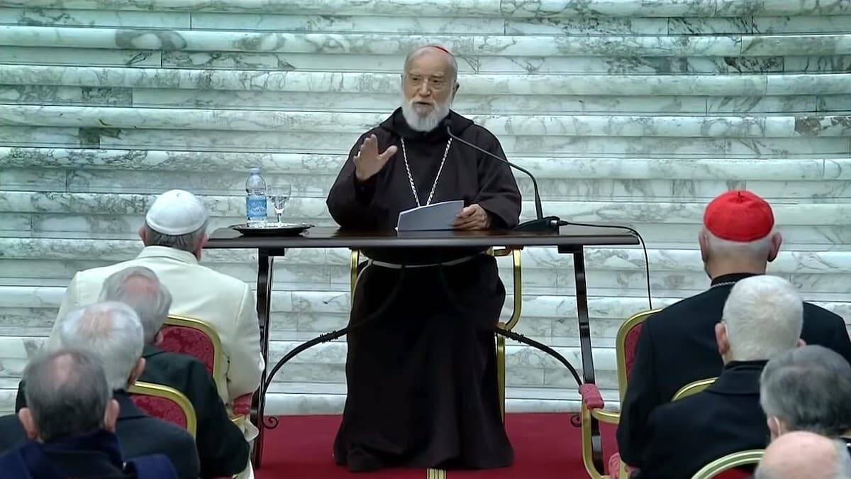 Tras cuarenta años como predicador de la Casa Pontificia, el padre Raniero Cantalamessa se dirigió al Papa y la Curia en las conferencias de Adviento como cardenal. En la imagen, la segunda predicación, el pasado 11 de diciembre. Foto: Vatican News.