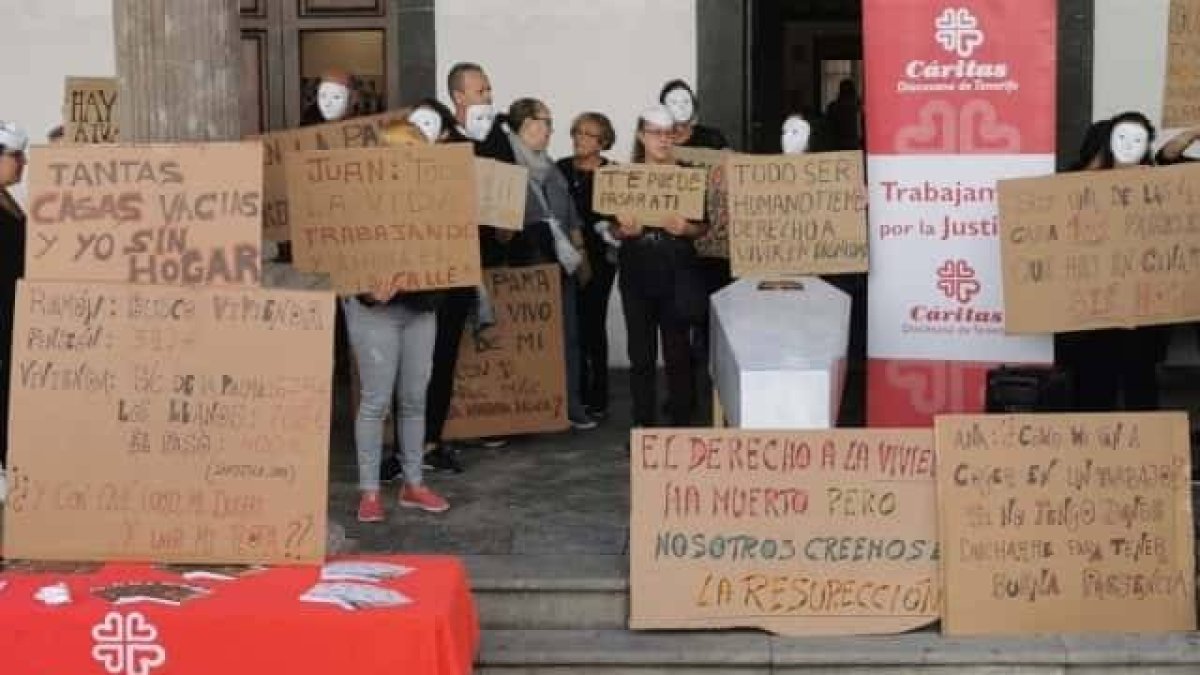 Un acto reivindicativo de Cáritas Tenerife por el derecho a la vivienda, en años anteriores - en 2020, por el coronavirus, la jornada se concentra en las redes
